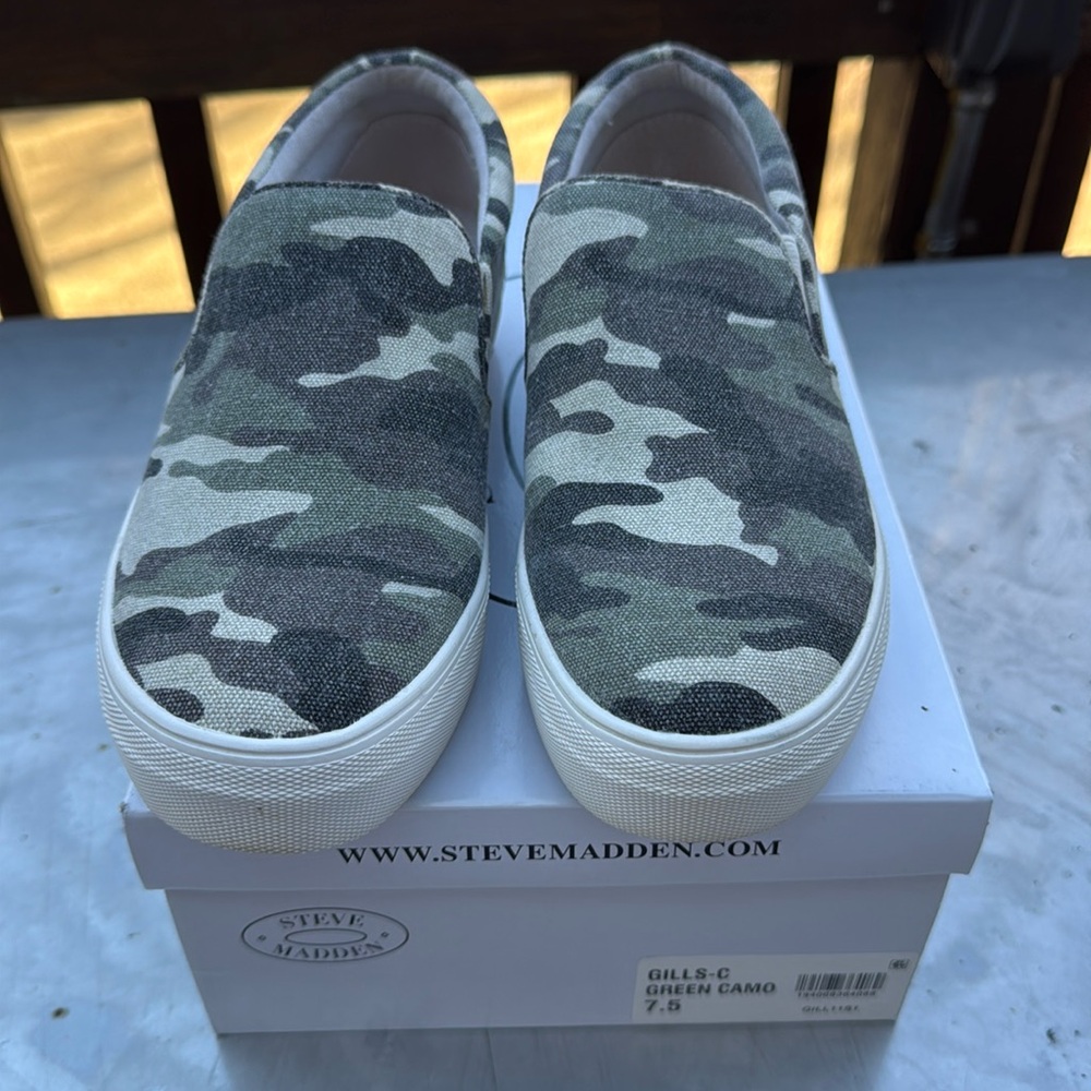 Steve Madden Gills-C green camo canvas slip on size 7.5